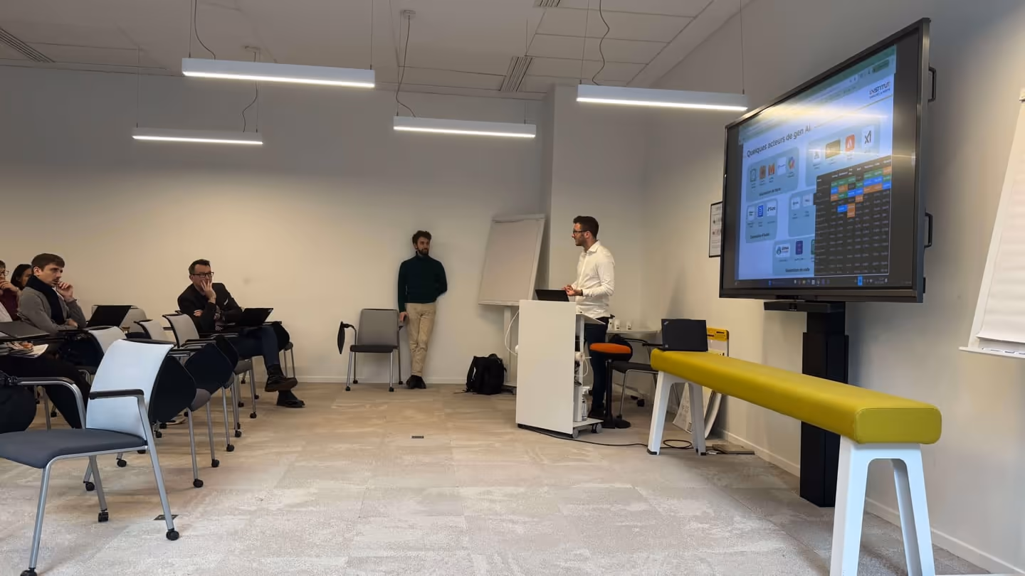 Paul André running an AI training session at La Poste, facing the room.
